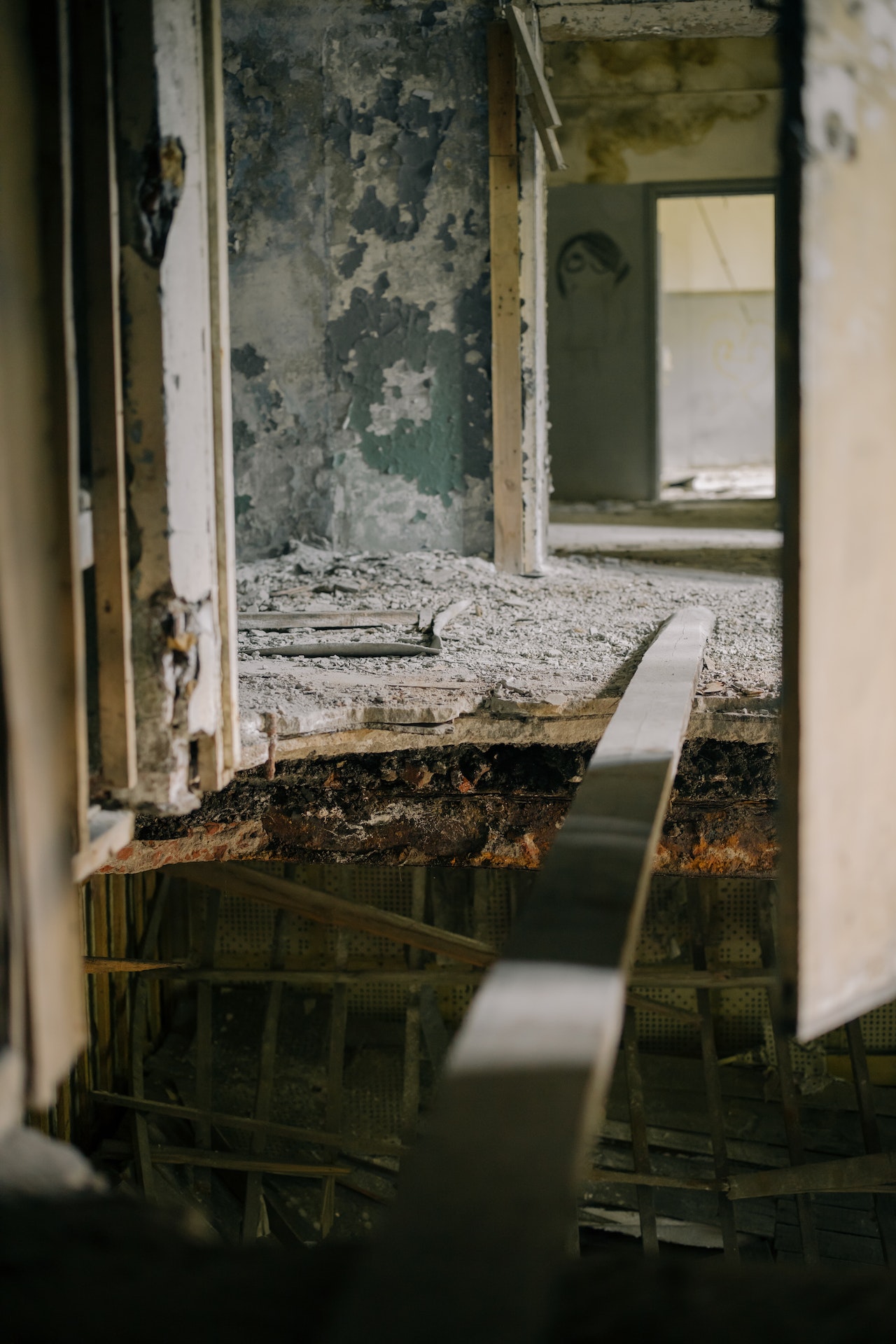 Bad conditions structure and floor