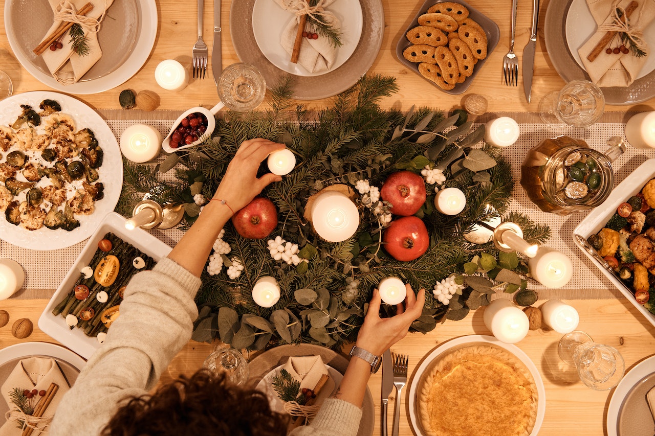Decoration with candles and vines