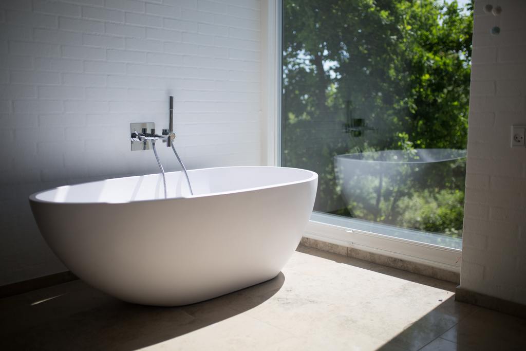Freestanding bathtub