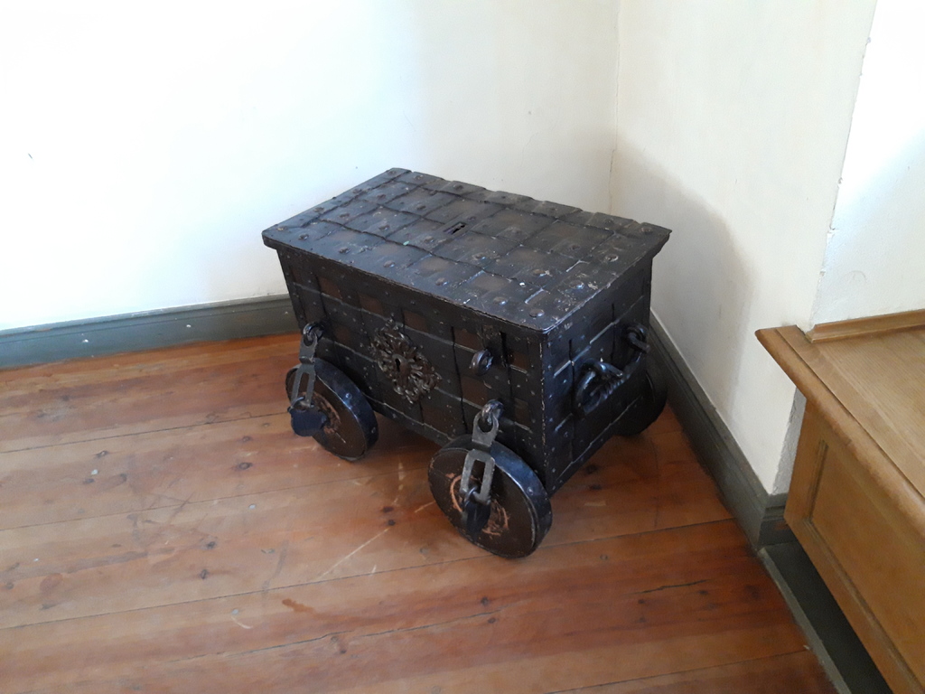 Trunk table