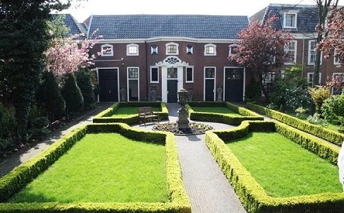 relaxing front walkway landscaping