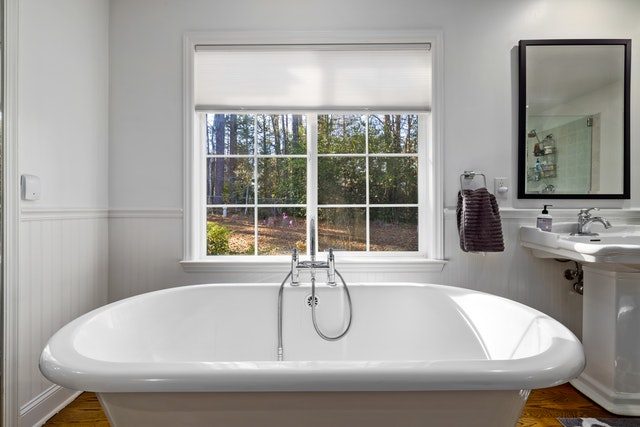Freestanding bathtub