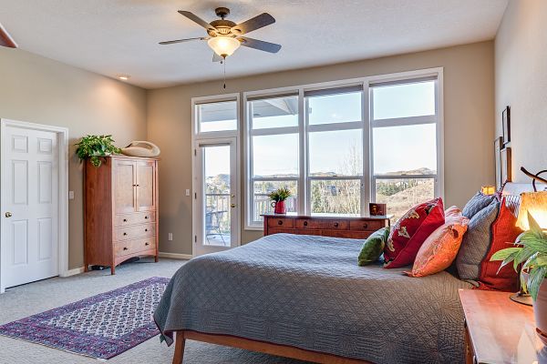 how to make a small bedroom look bigger
