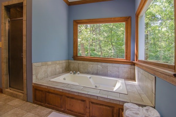 Tub surround