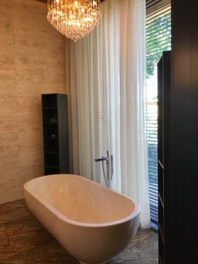 Bath tub