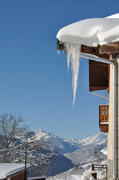 ice dams in gutter