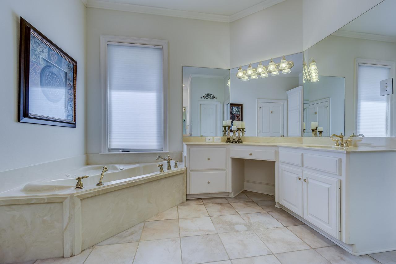 Do lights in a bathroom need to be GFCI protected