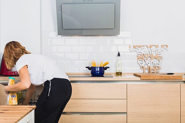 how to clean kitchen cabinets