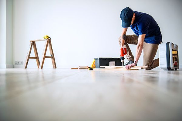 installing hardwood floor
