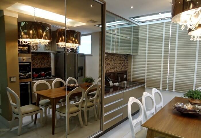 sliding doors with mirror in dining room