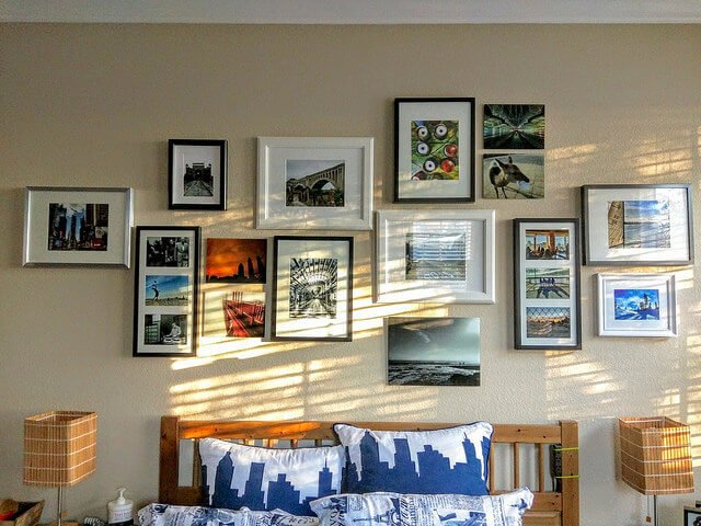 Featured image of post Picture Hanging Ideas For Living Room / Whether you have a large living room or small living room, decorating your space in warm colors can sure make your living room so comfy and cozy!