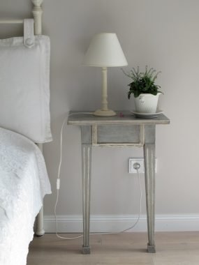 bedside table plants