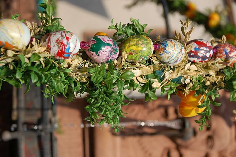 Outdoor easter decorations