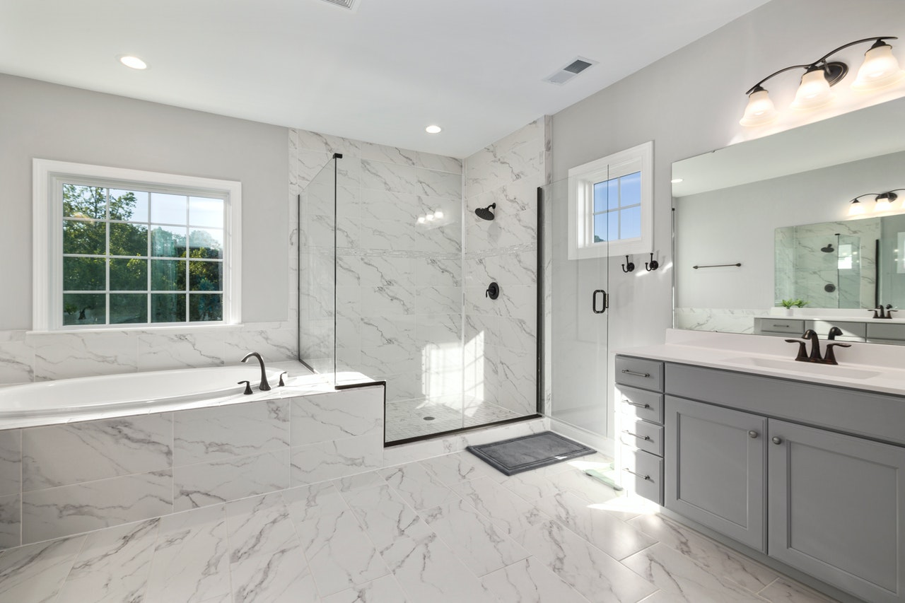 17 Stunning Gray And White Bathroom Ideas To Inspire You   Luxury Bathroom With Lighted Mirrows 