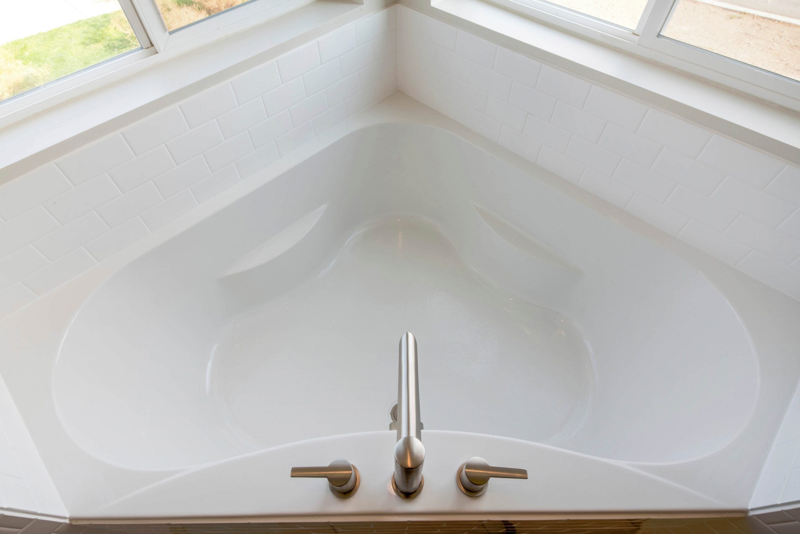 Corner bathtubs