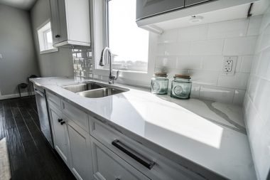 7 Impressive Materials For Your White Kitchen Countertops