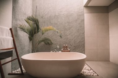 Free-standing bathtub