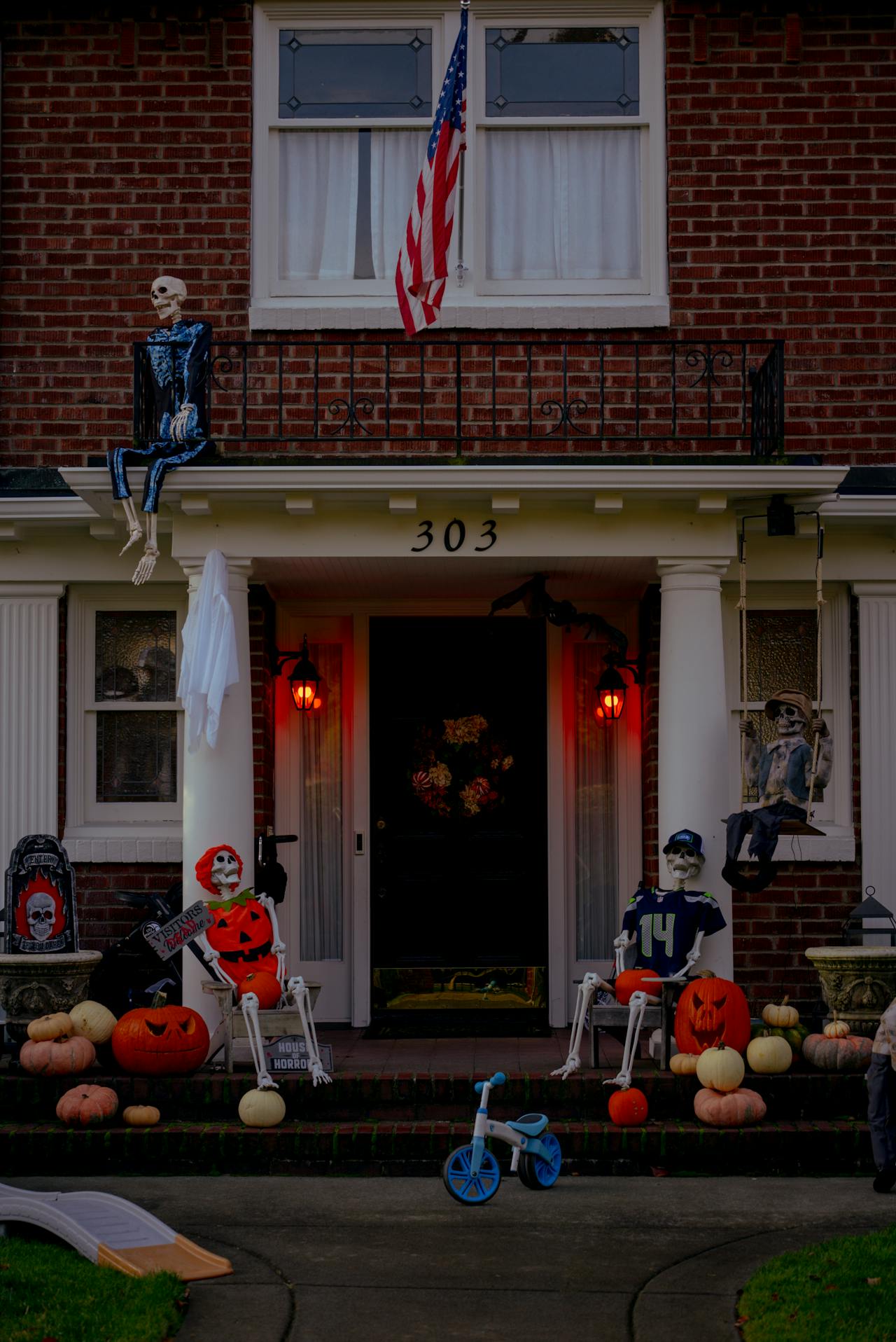 Halloween skeleton family decoration