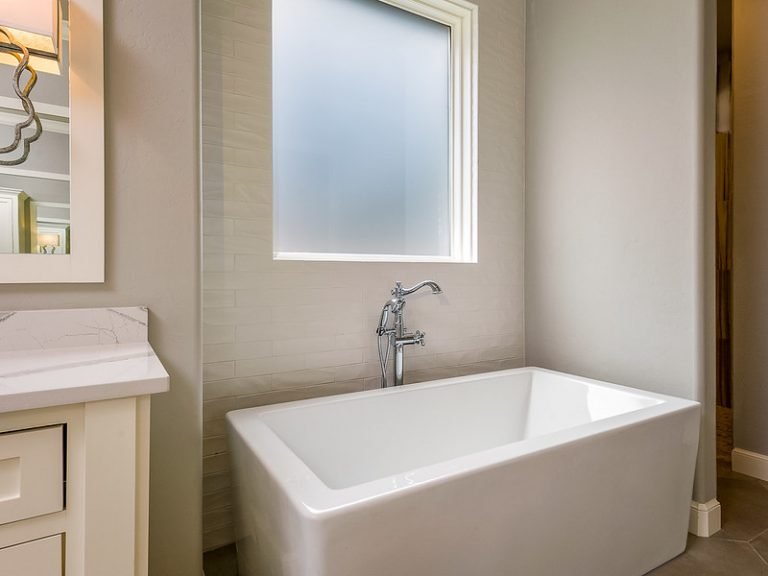 A Complete Bathtub Replacement Cost Guide for You