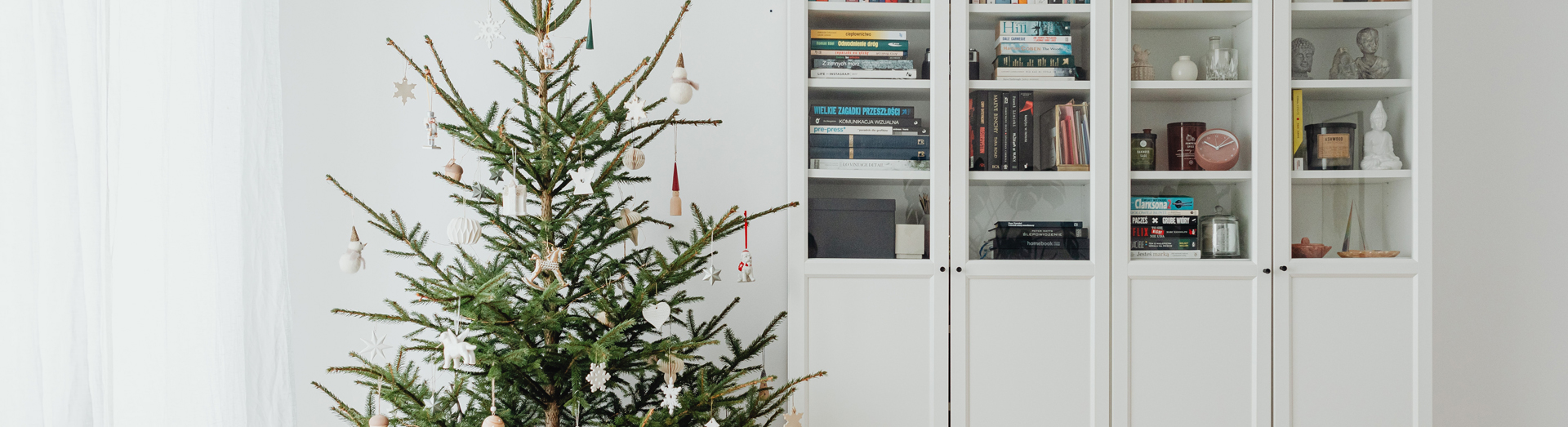 View of 10 Minimalist Holiday Decor Ideas That Are Simple and Chic