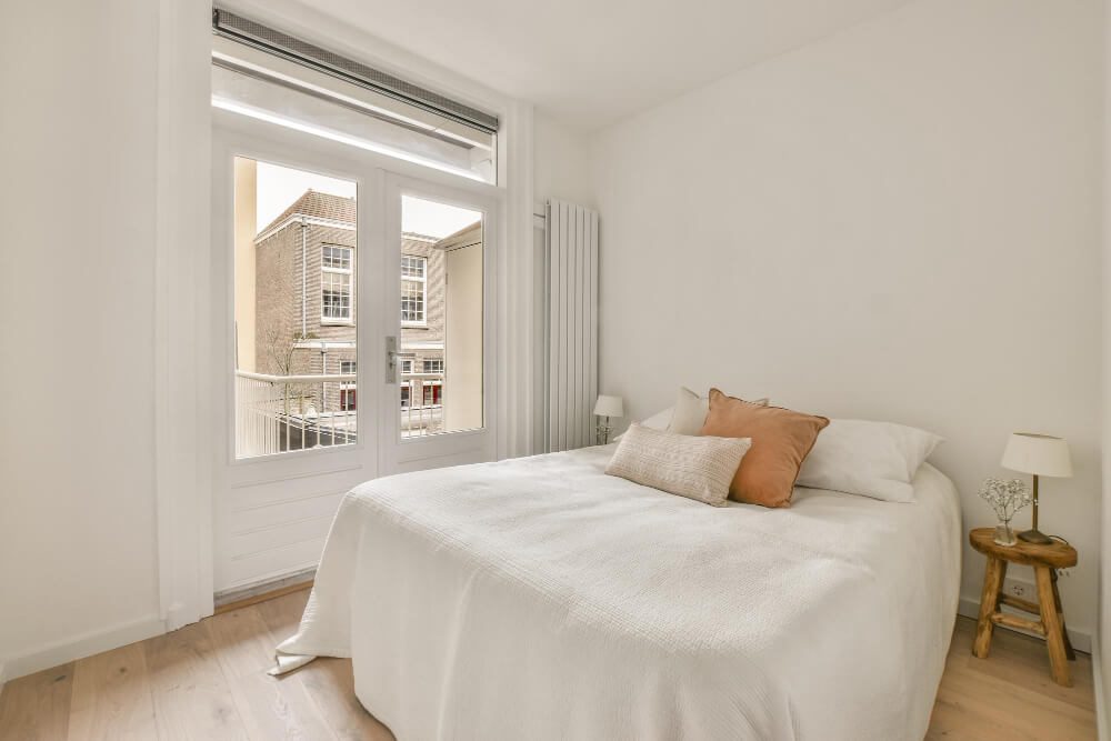 minimal bedroom decor